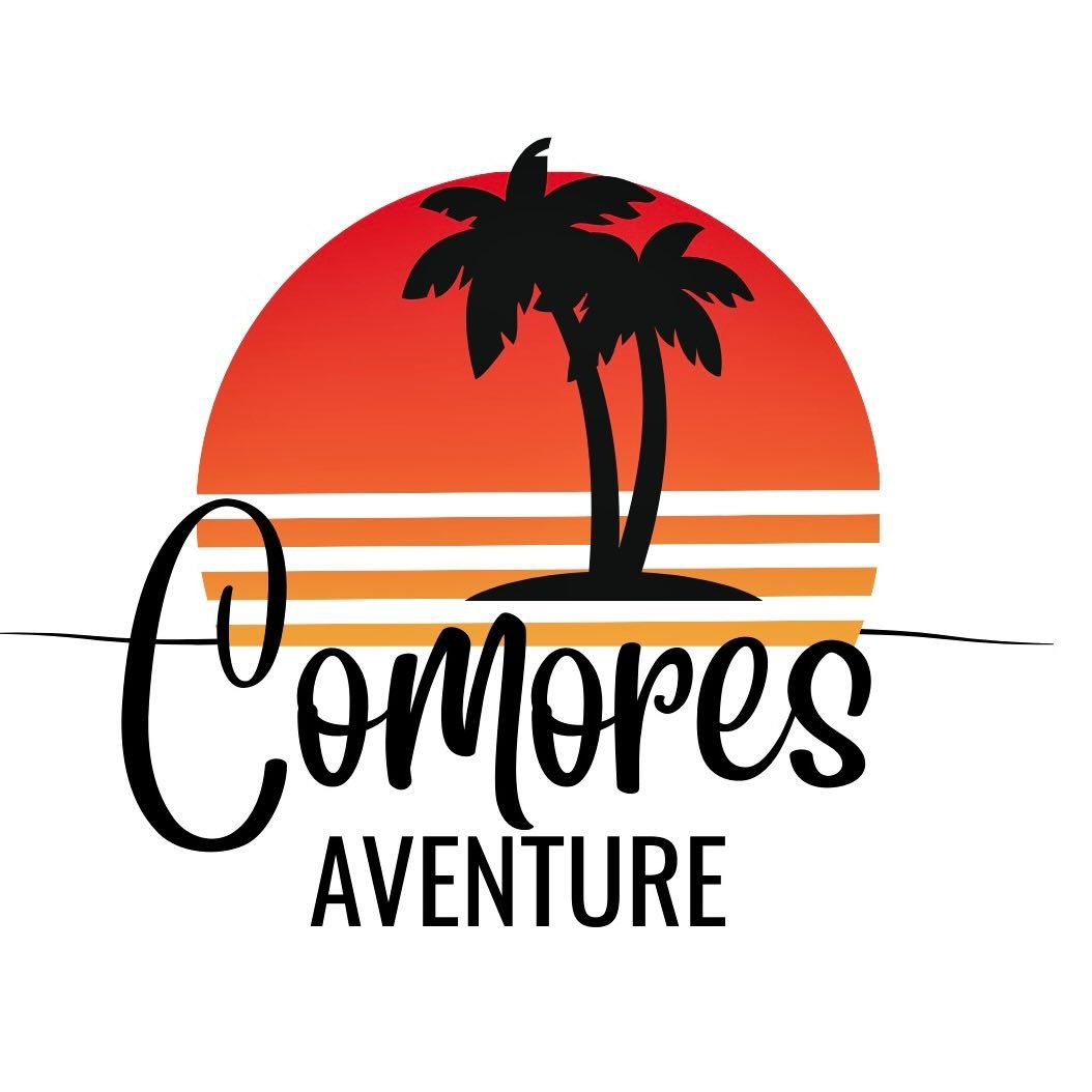 Logo Comoresaventure — soleil couchant rayé rouge, orange et or, palmiers en silhouette, Grande Comore